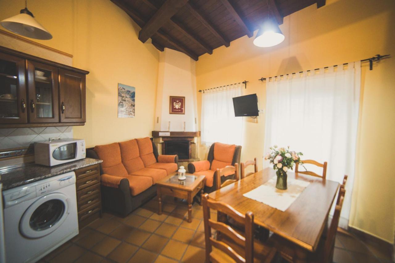 Casa Rural Puerta Del Sol II De 2 Habitaciones Candelario Bagian luar foto